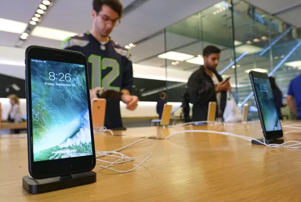 El Apple iPhone 7 se exhibe en una tienda de Los Ángeles, en septiembre de 2016. El Apple iPhone 7 se exhibe en una tienda de Los Ángeles, en septiembre de 2016. - Sputnik Mundo
