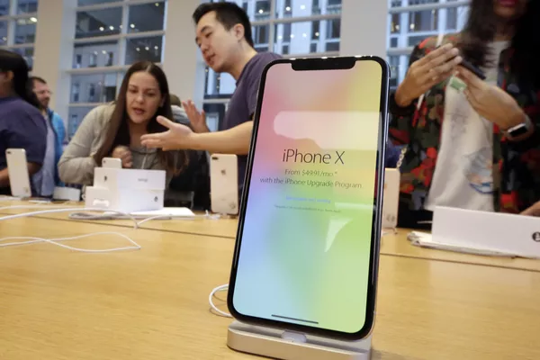 Clientes compran el iPhone X en Apple Store en la Quinta Avenida de Nueva York en 2017 Clientes compran el iPhone X en Apple Store en la Quinta Avenida de Nueva York en 2017 - Sputnik Mundo