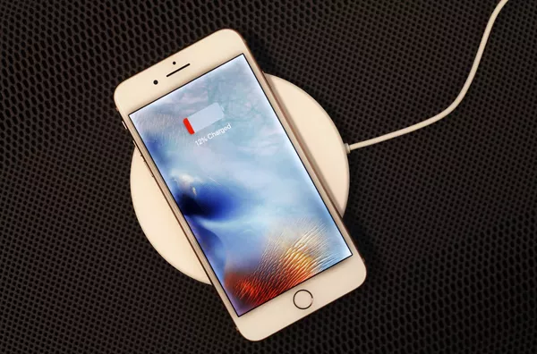 Un iPhone 8 Plus descansa en un cargador inalámbrico en Nueva York. Un iPhone 8 Plus descansa en un cargador inalámbrico en Nueva York. - Sputnik Mundo