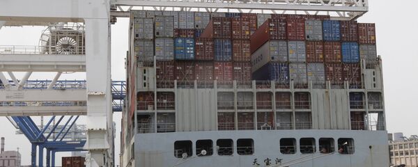 Una nave china cargada con contenedores - Sputnik Mundo