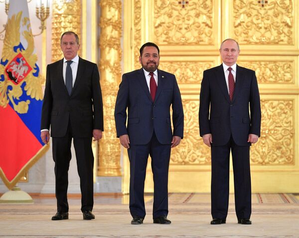 El embajador de El Salvador en Rusia, Efrén Arnoldo Bernal Chévez (centro), durante la presentación de cartas credenciales en el Kremlin, Moscú, 11 de abril de 2018 - Sputnik Mundo