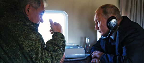 Ministro de Defensa ruso, Serguéi Shoigú, y presidente de Rusia, Vladímir Putin, durante el sobrevuelo del campo de entrenamiento Tsugol Ministro de Defensa ruso, Serguéi Shoigú, y presidente de Rusia, Vladímir Putin, durante el sobrevuelo del campo de entrenamiento Tsugol - Sputnik Mundo