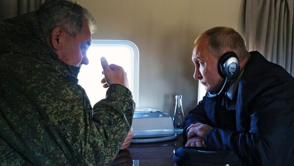 Ministro de Defensa ruso, Serguéi Shoigú, y presidente de Rusia, Vladímir Putin, durante el sobrevuelo del campo de entrenamiento Tsugol - Sputnik Mundo