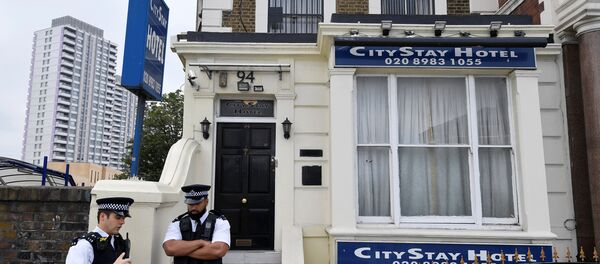 Los policías británicos en la puerta del hotel donde se hospedaron Alexandr Petrov y Ruslán Boshírov - Sputnik Mundo