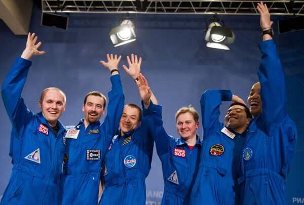 El comandante de la tripulación del proyecto internacional Mars-500, Alekséi Sítev, el ingeniero de vuelo Roman Charles, el doctor Sujrob Kamólov, los investigadores Alexandr Smoleyevski, Diego Urbina y Wang Yue (de izquierda a derecha) El comandante de la tripulación del proyecto internacional Mars-500, Alekséi Sítev, el ingeniero de vuelo Roman Charles, el doctor Sujrob Kamólov, los investigadores Alexandr Smoleyevski, Diego Urbina y Wang Yue (de izquierda a derecha) - Sputnik Mundo