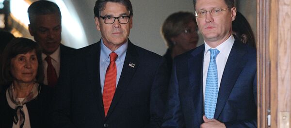 El secretario de  Energía de EEUU, Rick Perry, y el ministro de Energía ruso, Alexandr Nóvak - Sputnik Mundo
