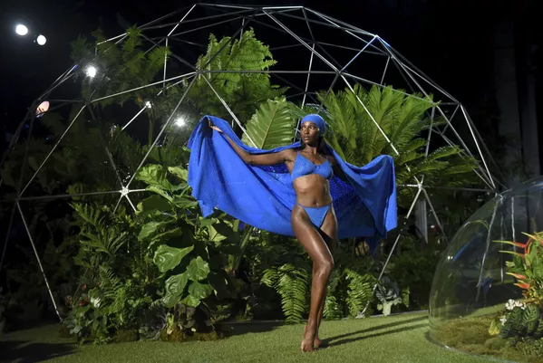 Una modelo desfila con una pieza de lencería Savage x Fenty. - Sputnik Mundo