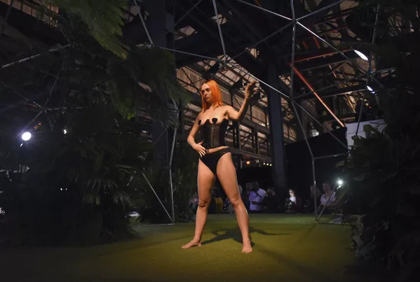 Una modelo presenta una de las creaciones de Rihanna. - Sputnik Mundo