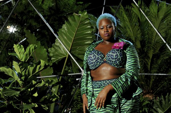 Las insólitas prendas diseñadas por Rihanna dejaron a todos boquiabiertos por sus colores brillantes: desde los colores neón y estampados animales hasta matices de colores rubí y esmeralda. - Sputnik Mundo