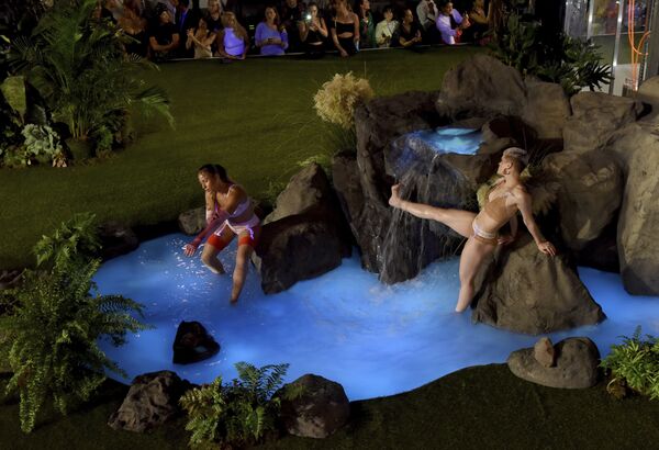 La presentación de la nueva colección de Rihanna, celebrada en una 'jungla' construida en un astillero de Brooklyn, se convirtió en algo más que un simple desfile. Además de recorrer la pasarela, las modelos también bailaron, se quedaron congeladas en posturas extravagantes y se pusieron en fila, codo a codo. - Sputnik Mundo