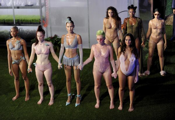 El desfile de la colección de lencería Savage x Fenty, creada por Rihanna. - Sputnik Mundo