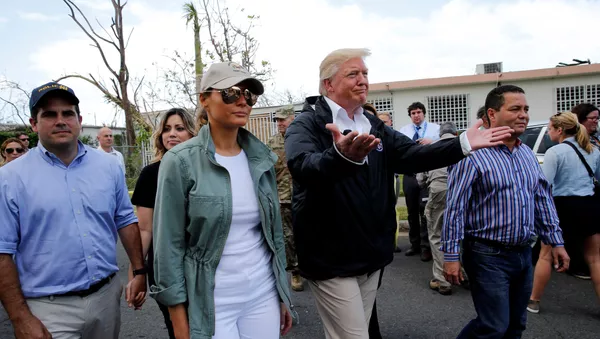 El presidente de EEUU, Donald Trump, con su esposa Melania en Puerto Rico tras el huracán María (archivo)