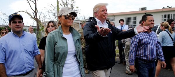 El presidente de EEUU, Donald Trump, con su esposa Melania en Puerto Rico tras el huracán María (archivo) - Sputnik Mundo