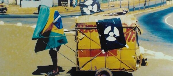 Un hombre durante la operación de limpieza tras el incidente radioactivo en Goiania, Brasil - Sputnik Mundo