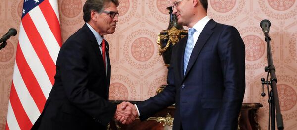 El secretario de Energía estadounidense, Rick Perry, y el ministro de Energía ruso, Aleksandr Novak - Sputnik Mundo