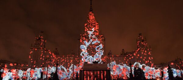 Proyección en la fachada de la Universidad Estatal de Moscú en el Festival Internacional Círculo de Luz de Moscú 2016 - Sputnik Mundo