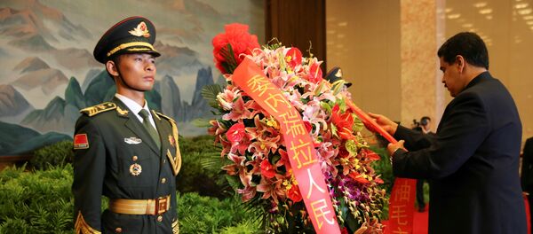 Nicolás Maduro en China deja una ofrenda en el mausoleo de Mao Zedong Nicolás Maduro en China deja una ofrenda en el mausoleo de Mao Zedong - Sputnik Mundo