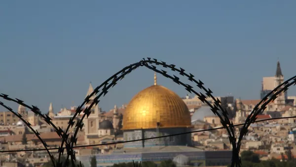Alambre de púas en un paisaje de Jerusalén