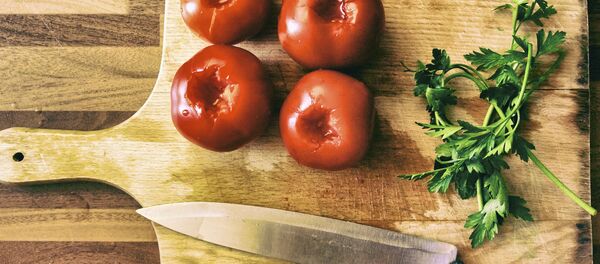 Tomates y perejil en una tabla de cortar - Sputnik Mundo