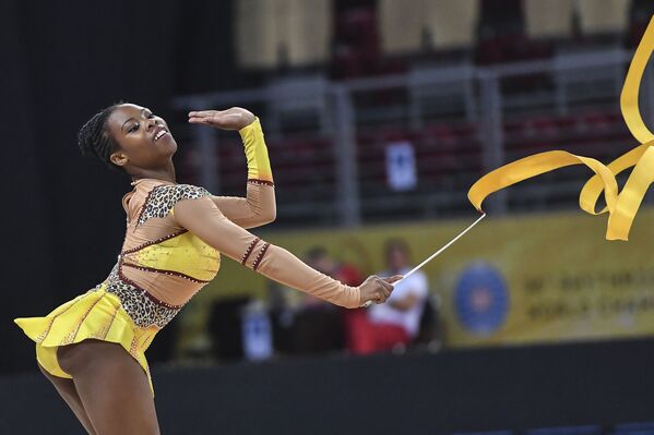 Palesa Mohlamme (Sudáfrica) ejecuta un ejercicio en la fase de clasificación con cinta del programa individual del Campeonato Mundial de gimnasia rítmica de Sofía (Bulgaria). - Sputnik Mundo