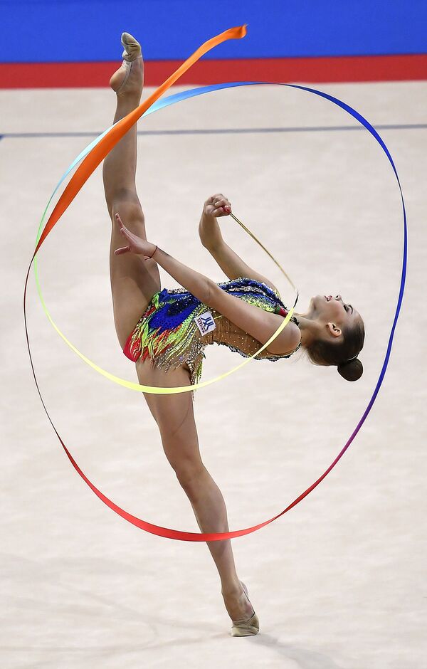 La bielorrusa Anastasia Salos ejecuta un movimiento con cinta durante la final del programa individual del Campeonato Mundial de gimnasia rítmica de Sofía (Bulgaria). - Sputnik Mundo