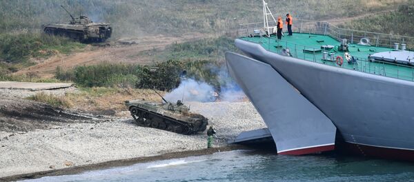 Los miembros de la tripulación del buque Osliablia se preparan para desembarcar en el cabo Klerk durante los ejercicios Vostok 2018. - Sputnik Mundo