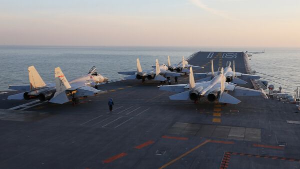 Cazas chinos J-15 en la cubierta del portaviones de Liaoning (archivo) - Sputnik Mundo