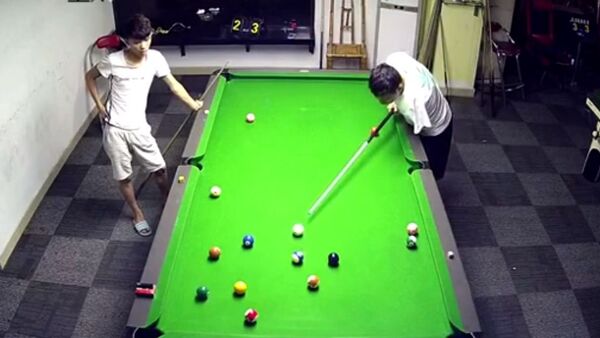 Hombre chino manco jugando el billar - Sputnik Mundo