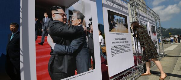 Cartel con líderes de ambas Coreas - Sputnik Mundo
