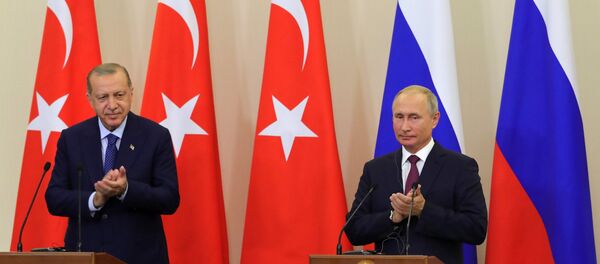 El presidente de Turquía, Recep Tayyip Erdogan y el presidente de Rusia, Vladímir Putin en Sochi, Rusia - Sputnik Mundo