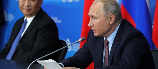 Vladímir Putin, presidente de Rusia, y Xi Jinping, presidente de China, durante el IV Foro Económico Oriental en Vladivostok, Rusia, 11 de septiembre de 2018 - Sputnik Mundo