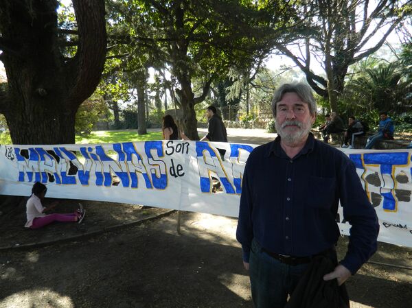 Edgardo Gennari, integrante del partido Por La Victoria del Pueblo, Frente Amplio, se acercó hasta el acto realizado para manifestar su descontento - Sputnik Mundo