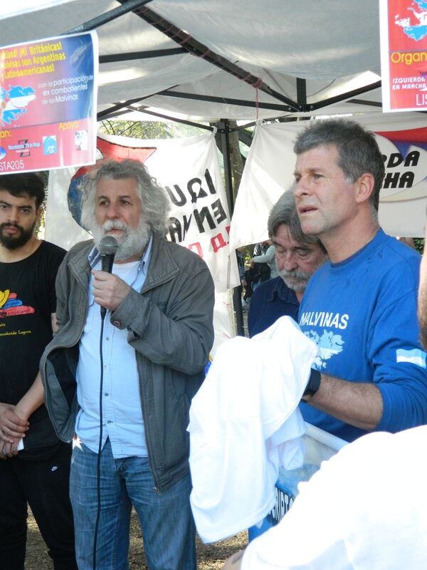 Gustavo Pirich y Edgardo Esteban durante el acto contra el puesto de las Falklands en Uruguay - Sputnik Mundo