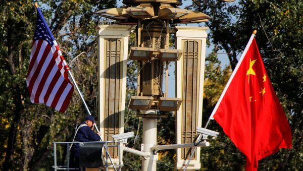 Banderas de EEUU y China (archivo) - Sputnik Mundo