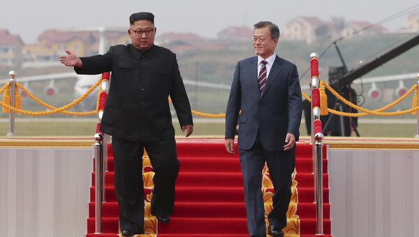 El líder de Corea del Norte, Kim Jong-un, y el presidente de Corea del Sur, Moon Jae-in - Sputnik Mundo