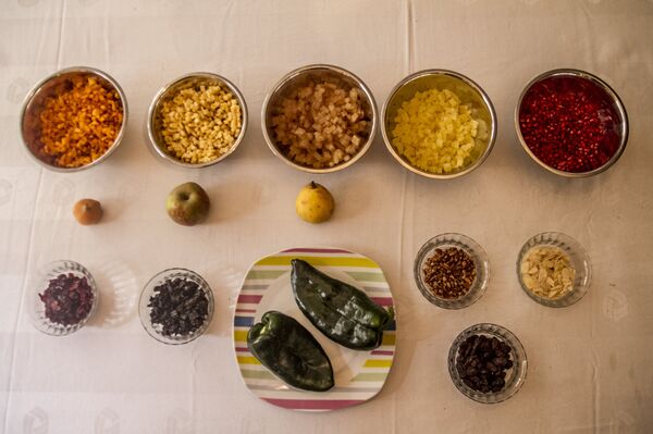 Ingredientes para preparar chiles en nogada.  - Sputnik Mundo