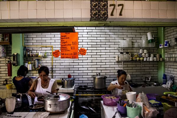 Ángeles, cocinera del Mercado Público Adolfo Ruíz Cortinez, prepara chiles en nogada. - Sputnik Mundo