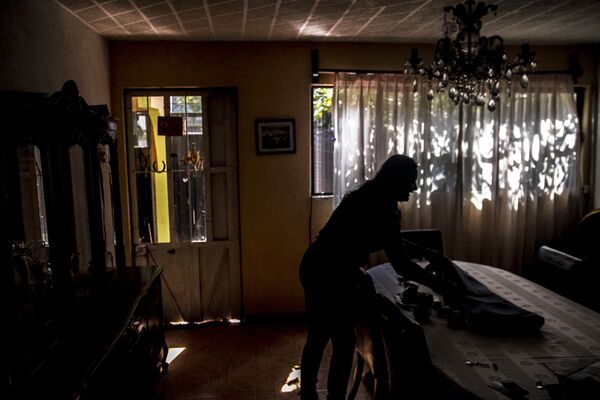 Patricia prepara chiles en nogada. - Sputnik Mundo