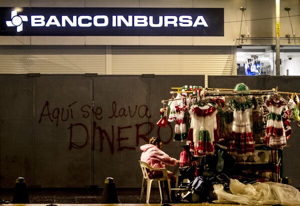 Comerciante vende productos durante las festividades patrias en la Ciudad de México. - Sputnik Mundo