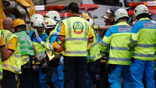 Los trabajadores de emergencias evacuan a víctimas tras derrumbe en el hotel Ritz de Madrid, España Los trabajadores de emergencias evacuan a víctimas tras derrumbe en el hotel Ritz de Madrid, España - Sputnik Mundo