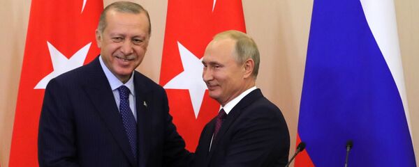 El presidente de Turquía, Recep Tayyip Erdogan y el presidente de Rusia, Vladímir Putin en Sochi, Rusia - Sputnik Mundo