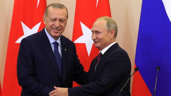 El presidente de Turquía, Recep Tayyip Erdogan y el presidente de Rusia, Vladímir Putin en Sochi, Rusia - Sputnik Mundo