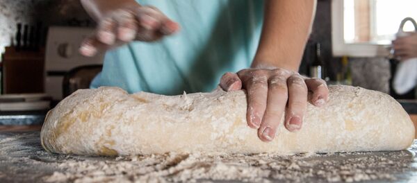 Persona amasando Persona amasando - Sputnik Mundo