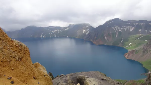 Lago del Cielo en el cráter del volcán Paektu, en la frontera entre Corea del Norte y China - Sputnik Mundo