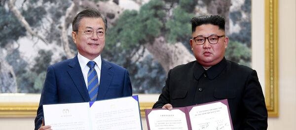 El presidente de Corea del Sur, Moon Jae-in, y el líder de Corea del Norte, Kim Jong-un - Sputnik Mundo