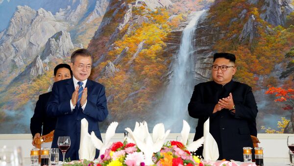 El presidente de Corea del Sur, Moon Jae-in, y el líder de Corea del Norte, Kim Jong-un - Sputnik Mundo