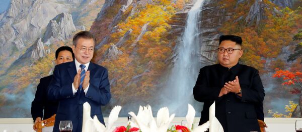El presidente de Corea del Sur, Moon Jae-in, y el líder de Corea del Norte, Kim Jong-un - Sputnik Mundo