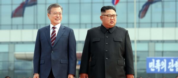 El presidente de Corea del Sur, Moon Jae-in, y el líder de Corea del Norte, Kim Jong-un - Sputnik Mundo