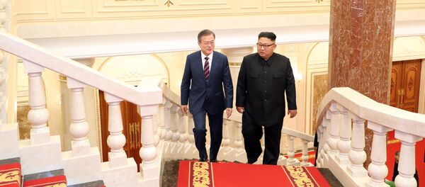 El presidente de Corea del Sur, Moon Jae-in, y el líder de Corea del Norte, Kim Jong-un - Sputnik Mundo