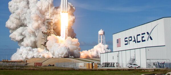 Lanzamiento del cohete Falcon Heavy de SpaceX (archivo) - Sputnik Mundo